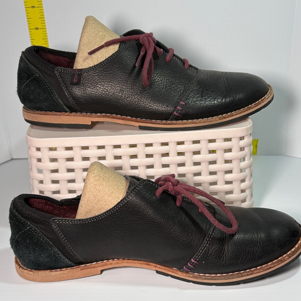 00’s Ahnu size 8 women’s‎ supple leather Black and Tan Oxfords